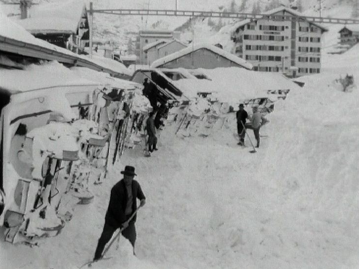 La gare de Zermatt touchée par une spectaculaire avalanche, janvier 1966. [RTS]