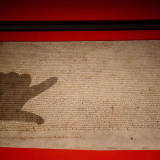 L'un des exemplaires de la Magna Carta exposé à la British Library de Londres. [Anadolu Agency/AFP - Tolga Akmen]