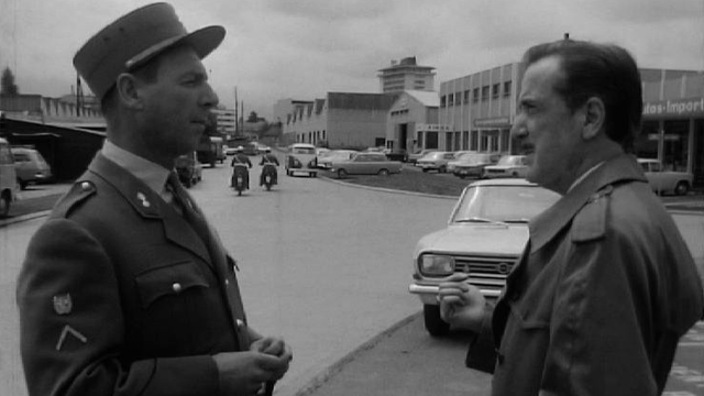 Le journaliste Pierre Lang s'entretient avec un policier genevois, 1968. [RTS]