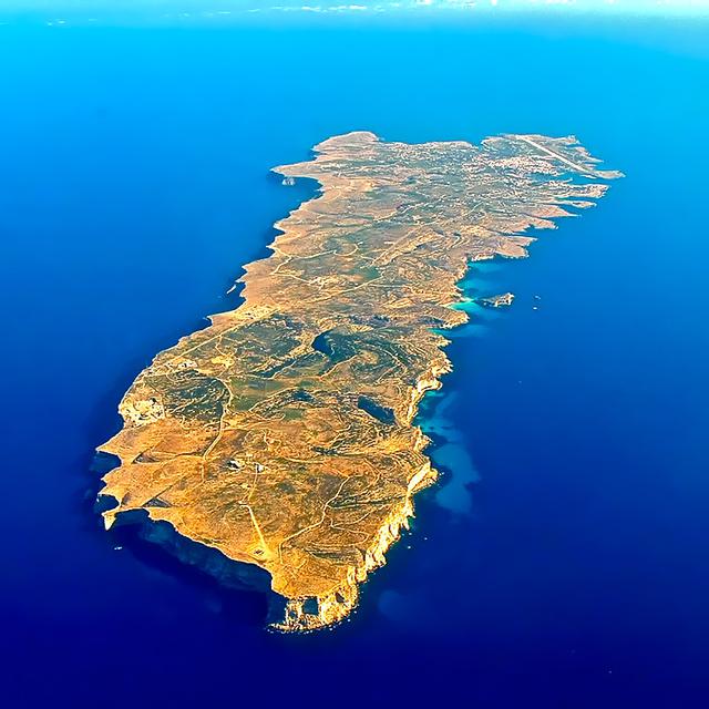 Vue aérienne de l'île de Lampedusa. [CC BY SA - Luca Siragusa]