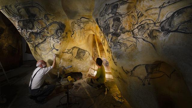 Gilles Tosello, artiste et préhistorien, pendant la reproduction des fresques de la grotte Chauvet. [Only France / AFP - Christophe Lepetit]