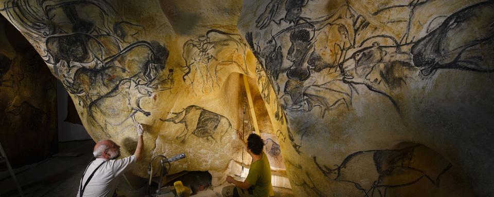 Gilles Tosello, artiste et préhistorien, pendant la reproduction des fresques de la grotte Chauvet. [Only France / AFP - Christophe Lepetit]