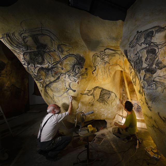 Gilles Tosello, artiste et préhistorien, pendant la reproduction des fresques de la grotte Chauvet. [Only France / AFP - Christophe Lepetit]