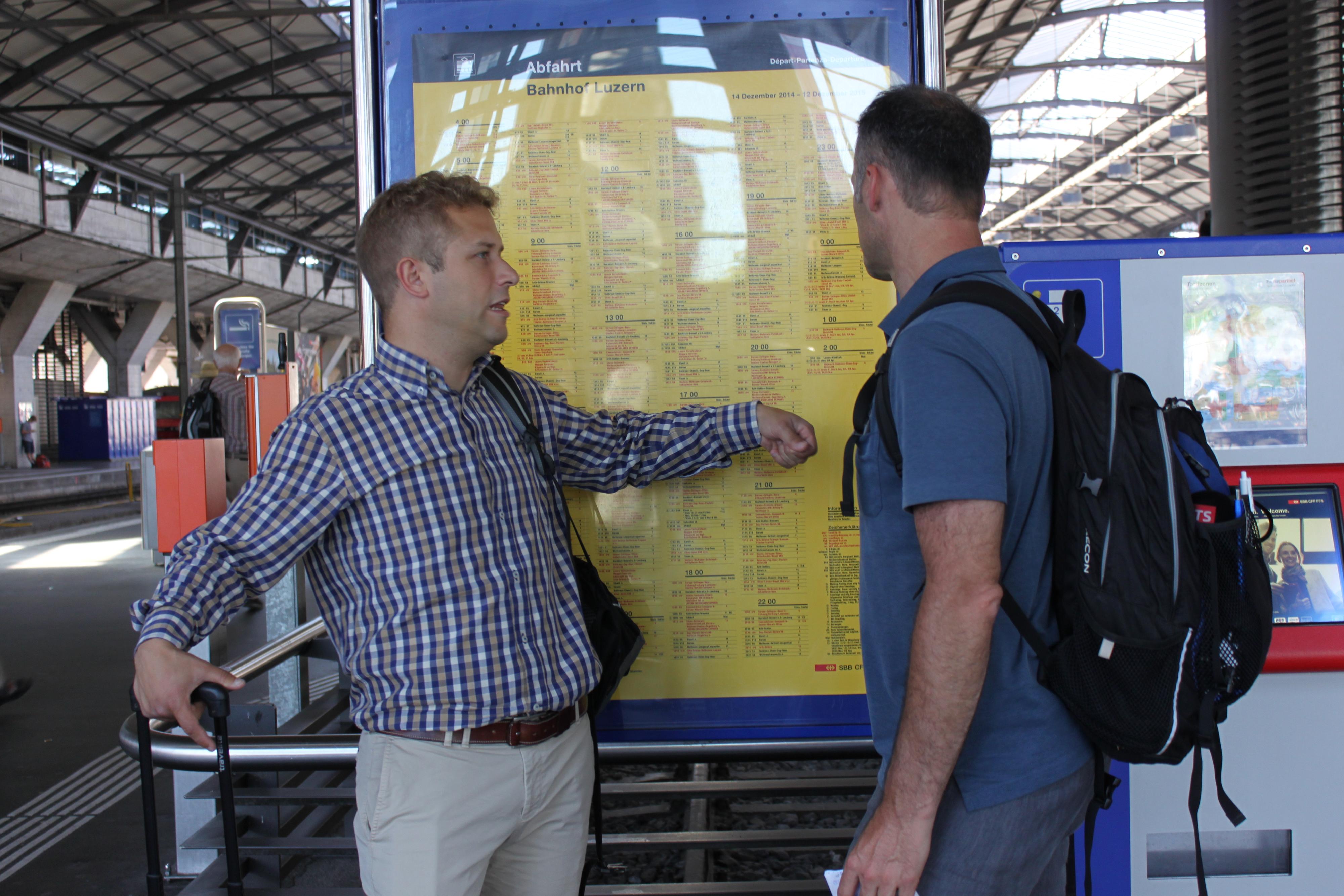 Philip Morf, planificateur du trafic aux CFF, connaît les horaires sur le bout des doigts. Ici, en gare de Lucerne. [RTS - Jessica Vial]
