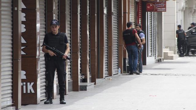 Des policiers turcs en faction à Diyarbakir (photo d'illustration). [Reuters - Sertac Kayar]