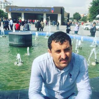 Il s'appelle Murad. Il a 32 ans dont trois passés en tant que réfugié syrien en Turquie. L'avenir de son pays? Nul. Il faudra au moins 20 ans avant que l'on puisse reparler d'une Syrie pacifiée et stable selon lui (...) Murad lui ne partira pas. Du moins pas pour l'instant. Mais ses neveux oui. Ce sont les jeunes rencontrés à Kilis. (5.10.2015) [Instagram - Nicolae Schiau]
