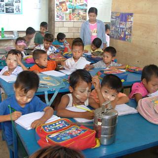 Enfants apatrides de différents groupes ethniques scolarisés à Tak, en Thaïlande. [Bangkok Post Photo/AFP - Sirikul Bunnag]