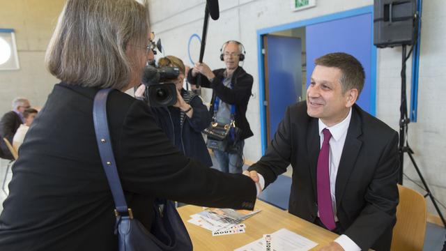 Anne Seydoux et Pierre Kohler se sont brièvement salués lors de leur arrivée au congrès. [Sandro Campardo]