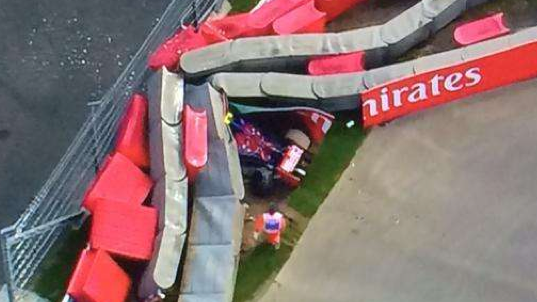 Carlos Sainz Jr est allé s'encastrer dans un mur (Twitter: @BILD_Sport)