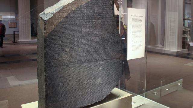 La pierre de Rosette, découverte pendant les campagnes de Napoléon en Egypte, est maintenant au British Museum. [DPA / AFP - Daniel Kalker]