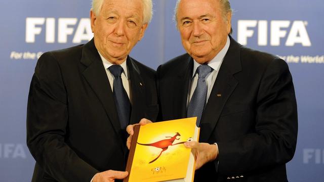 A gauche, Frank Lowy, le président de la Fédération australienne de football, tendait l'offre de candidature de l'Australie pour le mondial de 2022. Zurich, le 14 mai 2010.