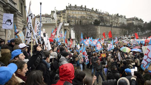 Les fonctionnaires genevois avaient déjà protesté en janvier 2015 contre les économies prévues dans le budget 2015. [Keystone - Martial Trezzini]