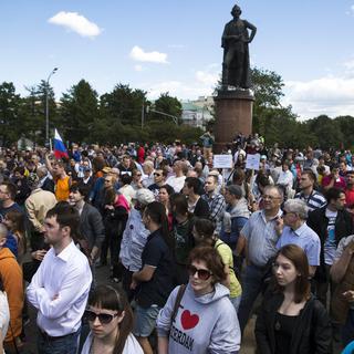 Samedi 6 juin: Plus de 2000 personnes se sont rassemblées à Moscou en soutien à l'un des principaux fonds privés finançant la recherche scientifique en Russie, menacé de fermeture après avoir été classé comme "agent de l'étranger" par les autorités. [AP Photo/Pavel Golovkin]