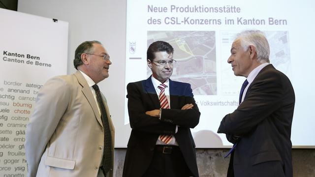 Le président de CSL, Uwe Jocham, avec le directeur de l'Economie publique, Andreas Rickenbacher, et celui de la promotion économique bernoise, Denis Grisel. [Peter Klaunzer]