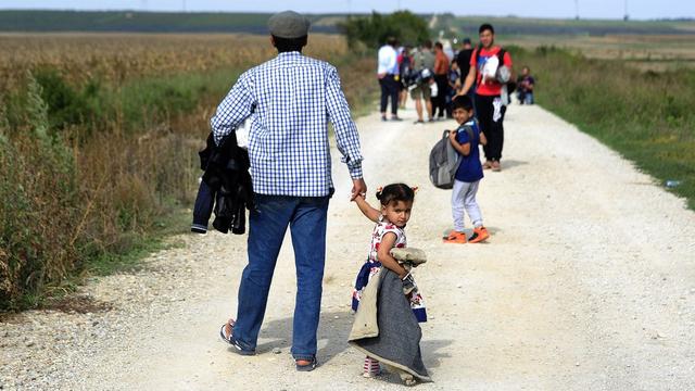 Près de 4000 migrants syriens, pakistanais ou afghans ont traversé la frontière sebo-croate en 24h. [EPA/Keystone - Davor Stojnek]
