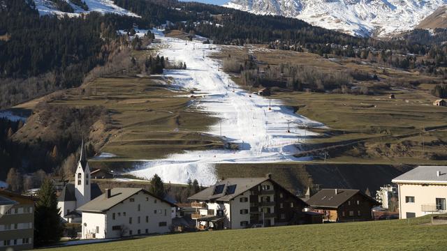 Avec le faible enneigement naturel et les températures douces, une partie des stations de ski ne sont ouvertes que partiellement. [Keystone - Gian Ehrenzeller]