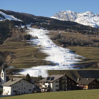 Avec le faible enneigement naturel et les températures douces, une partie des stations de ski ne sont ouvertes que partiellement. [Keystone - Gian Ehrenzeller]