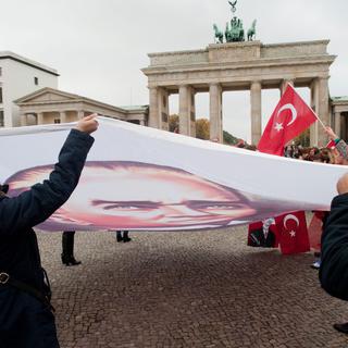 Manifestants turcs contre la politique du président Erdogan à Berlin, 25.10.2015. [DPA/AFP - Klaus-Dietmar Gabbert]