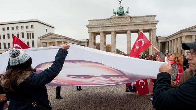 Manifestants turcs contre la politique du président Erdogan à Berlin, 25.10.2015. [DPA/AFP - Klaus-Dietmar Gabbert]