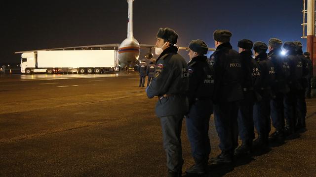 Un cortège de policiers se prépare à décharger les corps de 144 victimes arrivées lundi matin à Saint-Pétersbourg.