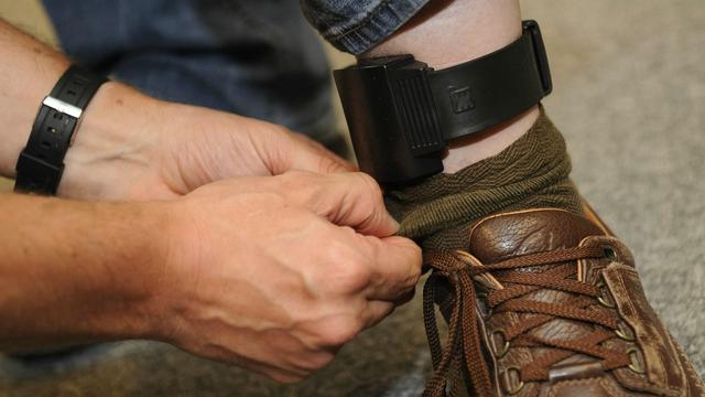 Un époux violent pourrait bientôt se voir ordonner le port d'un bracelet électronique. [Belga/AFP - Dirk Waem]