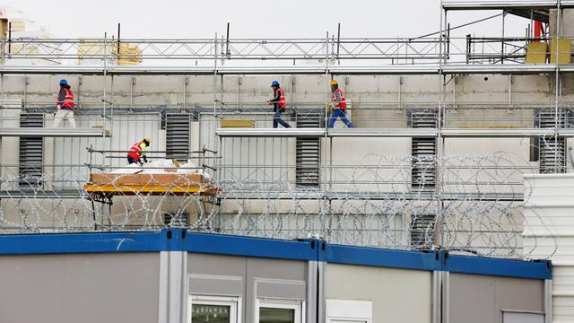 De nombreux ouvriers ont travaillé sur les chantiers ces derniers jours, malgré les alertes liées au froid et à la bise. [Keystone - Magali Girardin]