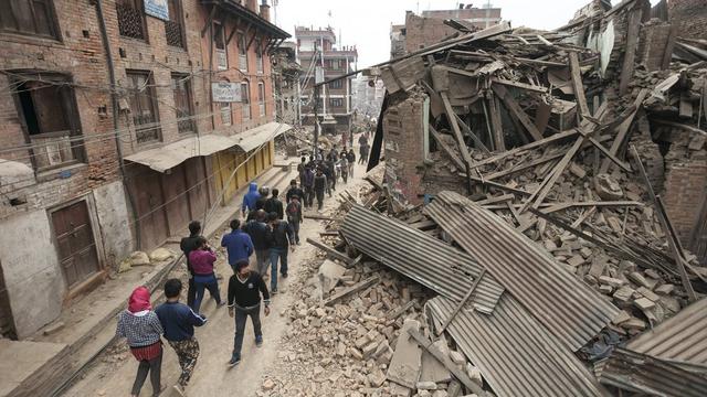 Le bilan provisoire du tremblement de terre qui a ravagé samedi le Népal ne cesse de s'alourdir. [Keystone - Hemanta Shrestha - EPA]