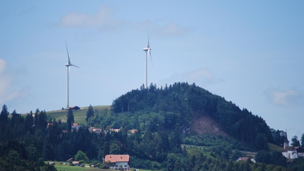 Les éoliennes installées à Saint-Brais ont été fortement contestées par les habitants. [RTS - Gaël Klein]