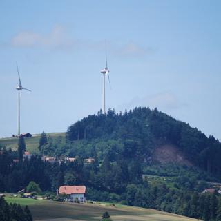Les éoliennes installées à Saint-Brais ont été fortement contestées par les habitants. [RTS - Gaël Klein]