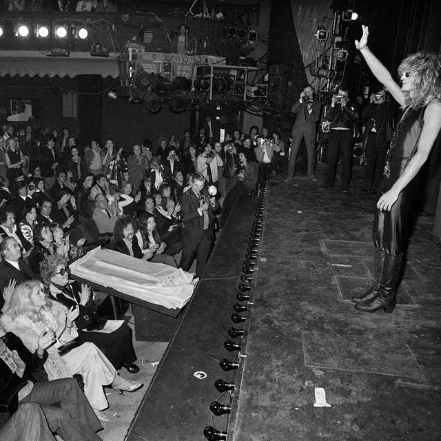 Michel Polnareff salue le public, dont Catherine Deneuve au premier rang, sur la scène de l'Olympia, Paris le 28 mars 1973.