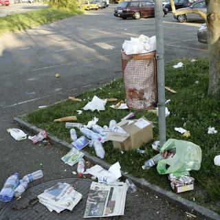 Le Conseil communal de Milvignes, dans le canton de Neuchâtel, a décidé de supprimer une soixantaine de poubelles publiques, sur les 200 que comptent les villages d’Auvernier, Bôle et Colombier (photo prétexte) [Keystone - Salvatore Di Nolfi]