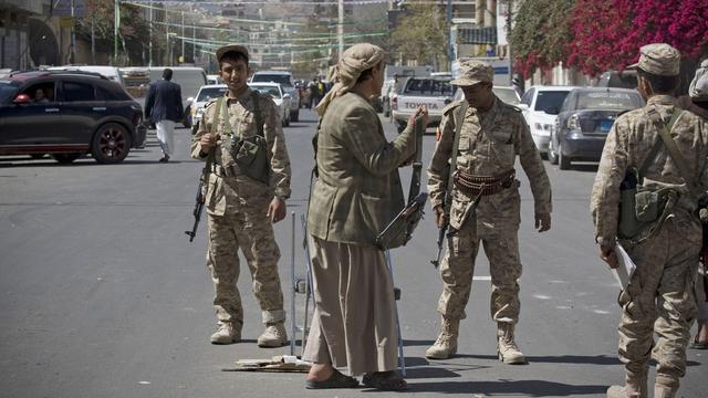 Des miliciens chiites en uniforme de l'armée yéménite gardent les accès au palais présidentiel de Sanaa, ce mercredi 21 janvier 2015. [AP Photo/Hani Mohammed]