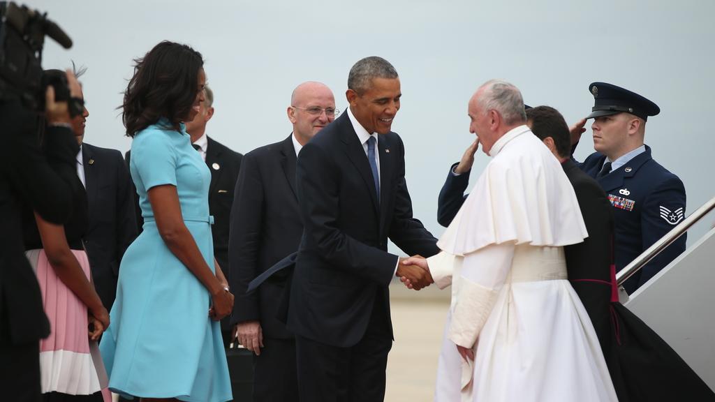 Le pape François accueilli par la famille Obama à sa descente d'avion. [AP Photo/Andrew Harnik]