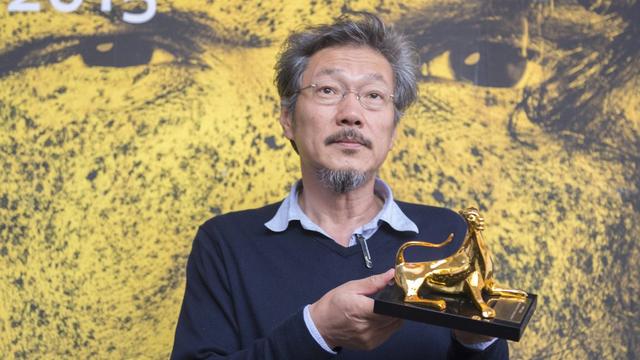 Le réalisateur sud-coréen Hong Sangsoo a reçu le Léopard d'or du 68e festival de Locarno. [Keystone - Urs Flueeler]