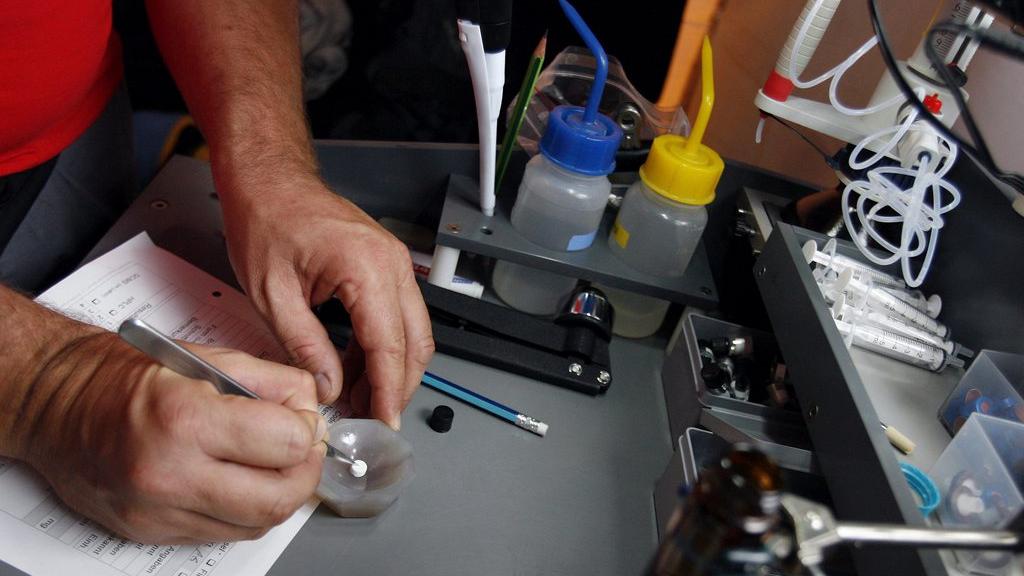 Une pilule d'ecstasy analysée dans un laboratoire mobile lors de la Street Parade à Zurich.