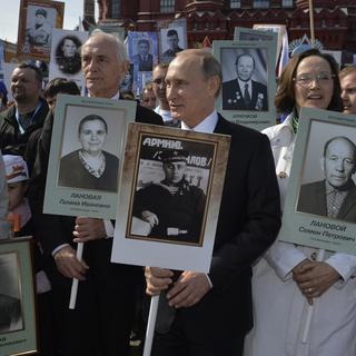 Vladimir Poutine tenant une photo de son père. [Host Photo Agency/RIA Novosti]