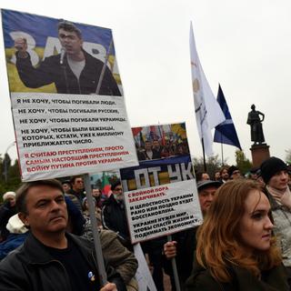 Des manifestants protestent contre l'intervention russe en Syrie en brandissant des pancartes à l'effigie de l'opposant assassiné Boris Nemtsov.