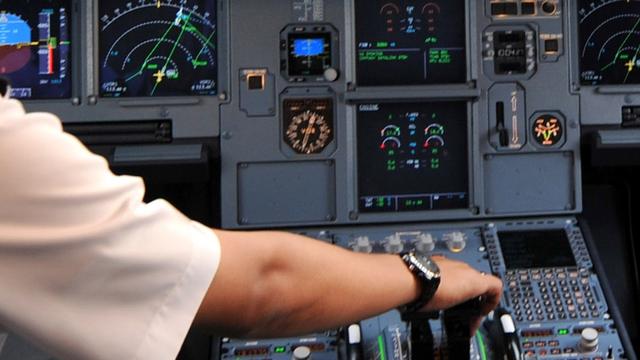 L'un des pilotes aurait été enfermé à l'extérieur du cockpit avant le crash.