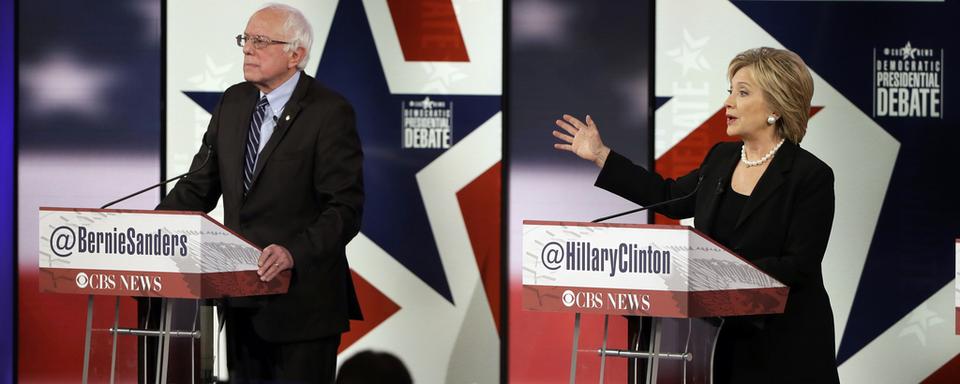 Les démocrates Hillary Clinton et Bernie Sanders lors du débat de samedi soir à Des Moines.