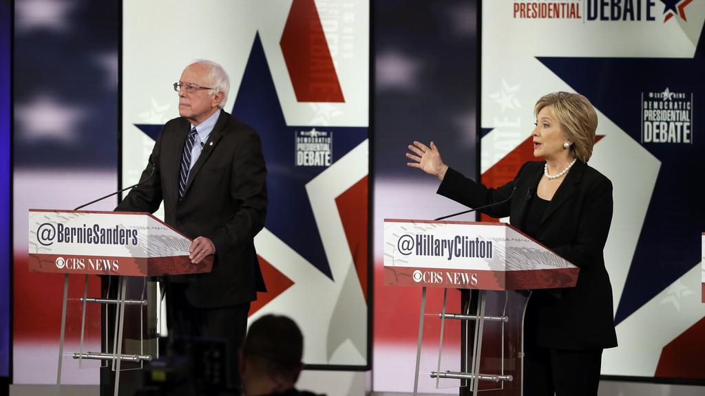 Les démocrates Hillary Clinton et Bernie Sanders lors du débat de samedi soir à Des Moines.