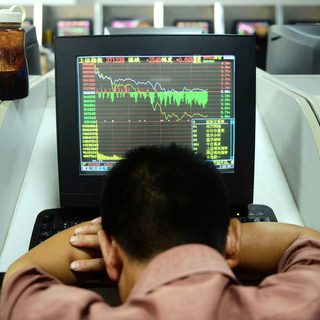 Les bourses chinoises ont rechuté mardi, malgré les mesures de soutien. [AP/Keystone - Chinatopix]