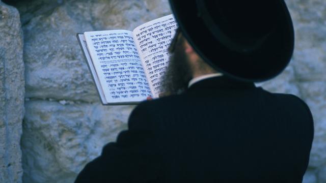 Juif orthodoxe en prière au Mur des Lamentations. [Godong / Photononstop / AFP]