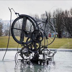 La fontaine Jo Siffert de Jean Tinguely à Fribourg. [Keystone]