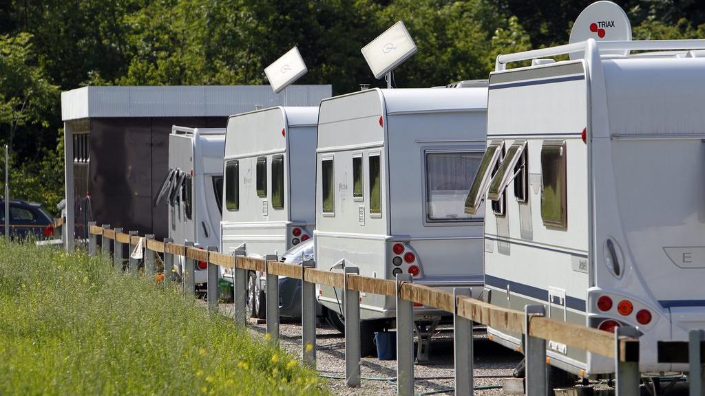 Des caravanes de gens du voyage sur une place de stationnement dans le canton d'Aarau. [Keystone - Urs Flueeler]