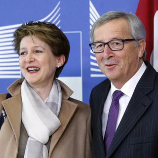 Simonetta Sommaruga et Jean-Claude Juncker ce lundi après-midi à Bruxelles. [EPA/Keystone - Olivier Hoslet]