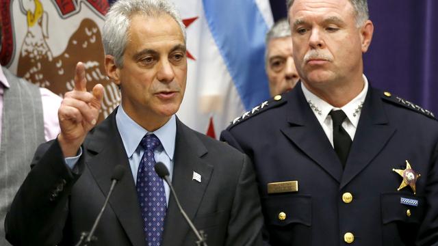 Le maire de Chicago Rahm Emanuel et le chef de la police de la ville Garry McCarthy ont donné hier une conférence de presse commune pour tenter de limiter les débordements. [Charles Rex Arbogast]