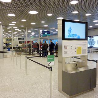 Les passagers des aéroports suisses et européens seront désormais soumis à des contrôles de détection d'explosifs. [Flughafen Zürich AG]