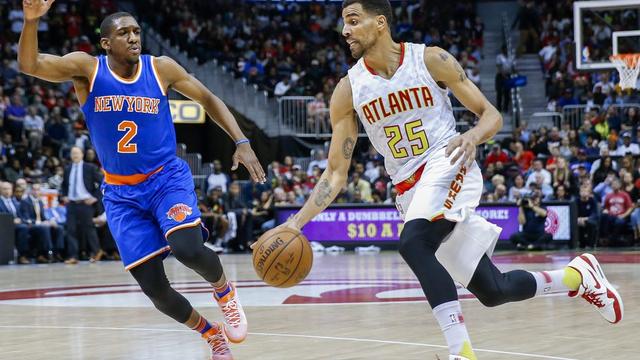 Thabo Sefolosha (25) prend le meilleur sur Langston Galloway. [Erik S. Lesser]