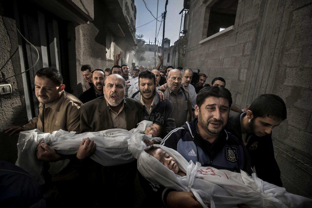 Ce cliché du photographe suédois Paul Hansen, pris le 20 novembre 2012 dans les rues de Gaza, avait remporté le World Press Photo il y a deux ans. Il avait été jugé trop retouché par certains. [KEYSTONE - EPA/Paul Hansen / Dagens Nyheter]