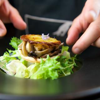 Cette tatin de champignons peut se servir en plat avec une salade, ou alors en accompagnement d’une viande. [L'Atelier cuisine]
